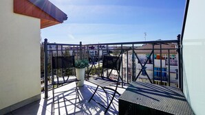 Deluxe Apartment, Berbilang Katil, Partial Sea View | Balkoni