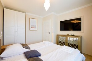 Deluxe-Apartment, Mehrere Betten, eingeschränkter Meerblick | Zimmersafe, schallisolierte Zimmer, Bügeleisen/Bügelbrett