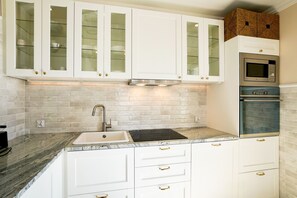 Deluxe Apartment, Multiple Beds, Partial Sea View | Private kitchenette