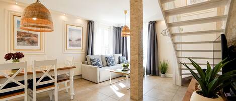 Apartamento luxo, várias camas, vista parcial para o mar | Cofres nos quartos, quartos à prova de som