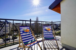 Deluxe appartement, Meerdere bedden, gedeeltelijk uitzicht op zee | Balkon