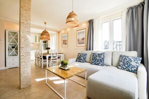 Deluxe appartement, Meerdere bedden, gedeeltelijk uitzicht op zee | Een kluis op de kamer, geluiddichte muren, een strijkplank/strijkijzer