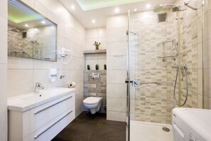 Deluxe Apartment, Multiple Beds, Partial Sea View | Bathroom