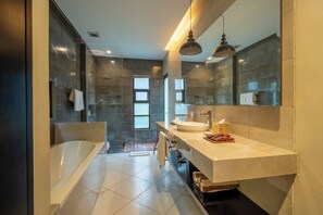 ONE BEDROOM VILLA WITH PRIVATE POOL | Bathroom | Separate tub and shower, deep soaking tub, free toiletries, bathrobes - La Paradis Villa (Canggu)