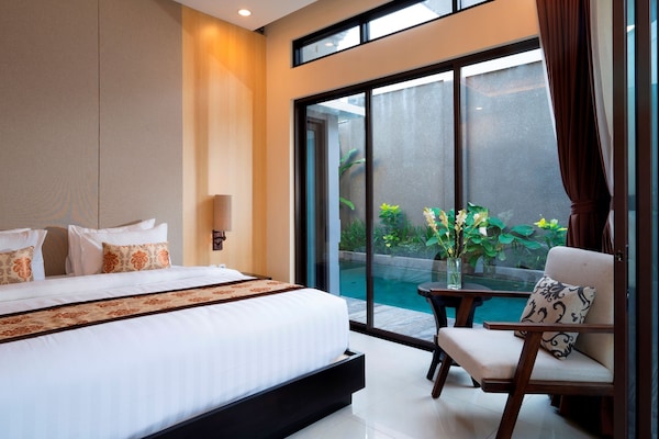 Minibar, caja de seguridad en la habitación y escritorio