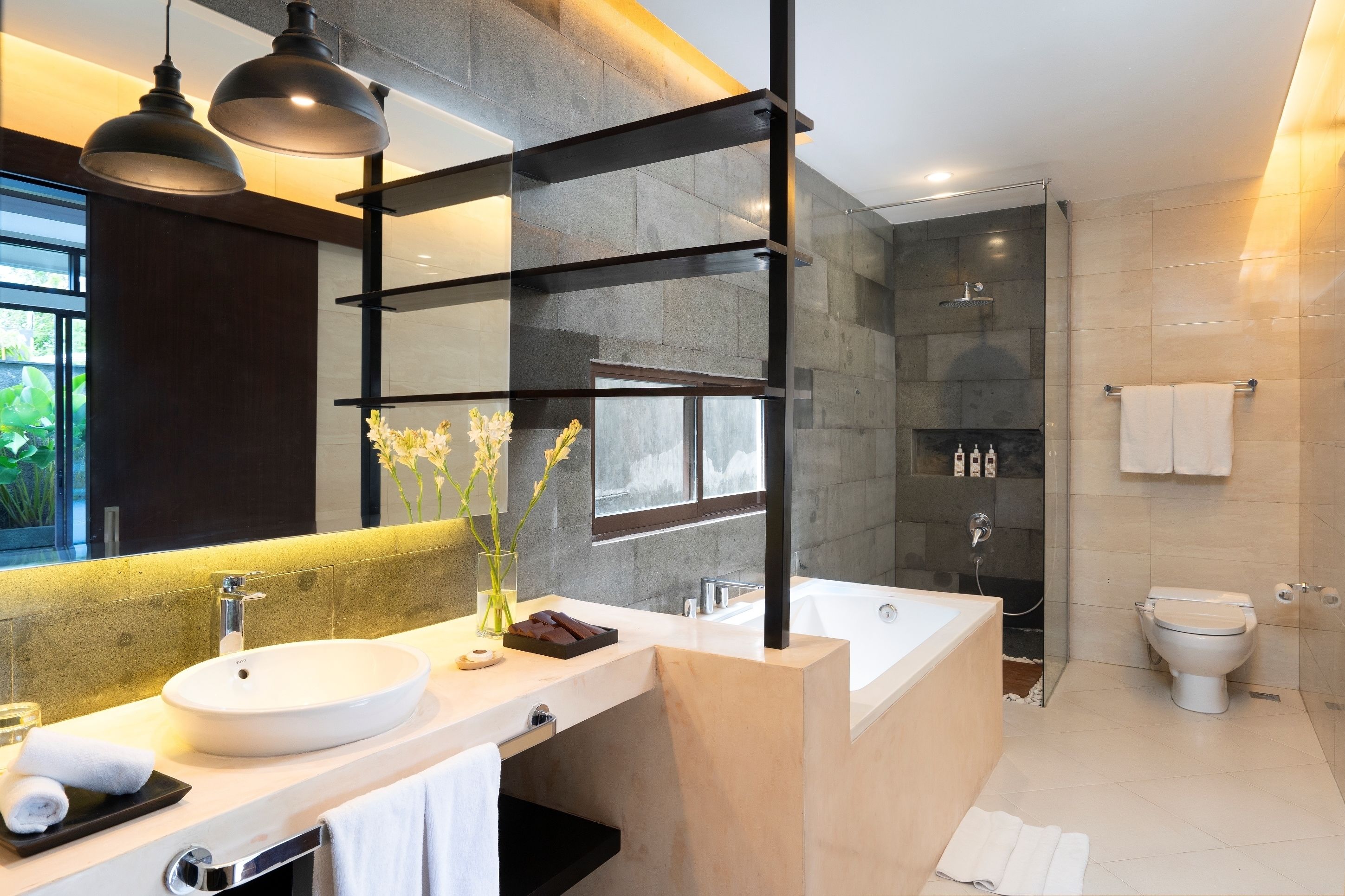 Separate bathtub and shower, deep-soaking bathtub, free toiletries