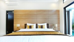 Minibar, in-room safe, desk, rollaway beds - La Paradis Villa (Canggu)