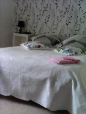 Deluxe Double Room, 1 Double Bed | Individually decorated, individually furnished, iron/ironing board - La Maison des Vendangeurs (Trausse)