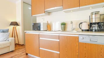 Standard Studio Suite | Private kitchenette | Fridge, microwave, stovetop, dishwasher