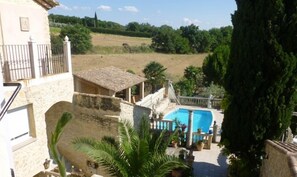 Piscina externa sazonal, espreguiçadeiras