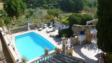 Piscine extérieure (ouverte en saison), chaises longues