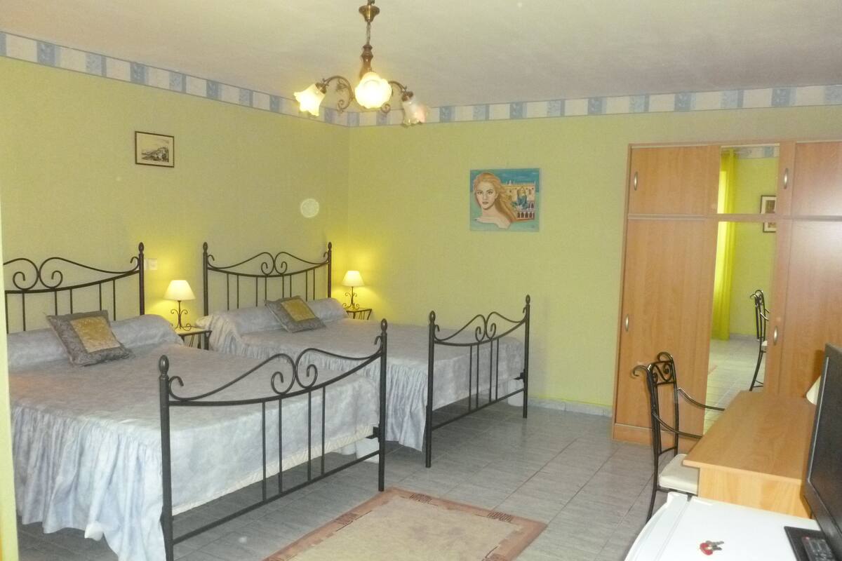 Bureau, rideaux occultants, lits bébé (gratuits), Wi-Fi gratuit