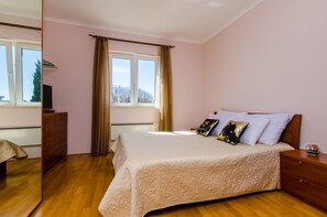 ดีลักซ์อพาร์ทเมนท์, 2 ห้องนอน | เครื่องนอนระดับพรีเมียม, เตียงเมมโมรีโฟม, โต๊ะทำงาน, เตารีด/โต๊ะรีดผ้า