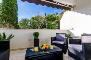 ดีลักซ์อพาร์ทเมนท์, 2 ห้องนอน | ลานระเบียง/นอกชาน