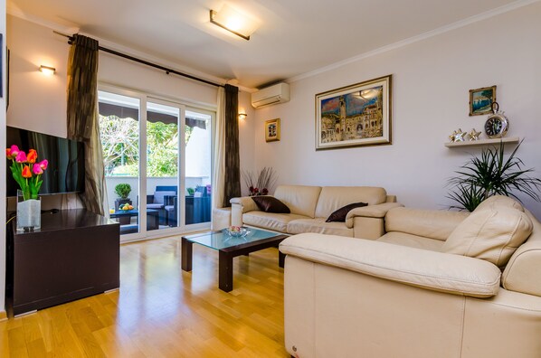 ดีลักซ์อพาร์ทเมนท์, 2 ห้องนอน | ห้องนั่งเล่น | ทีวีจอแอลซีดี