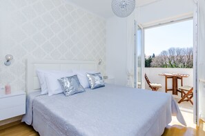 Premium bedding, memory foam beds, desk, iron/ironing board - Magellan Deluxe Two (Dubrovnik)
