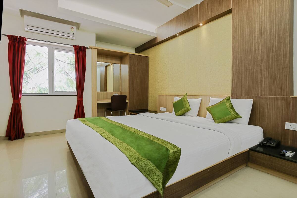 Deluxe Room, 1 Queen Bed