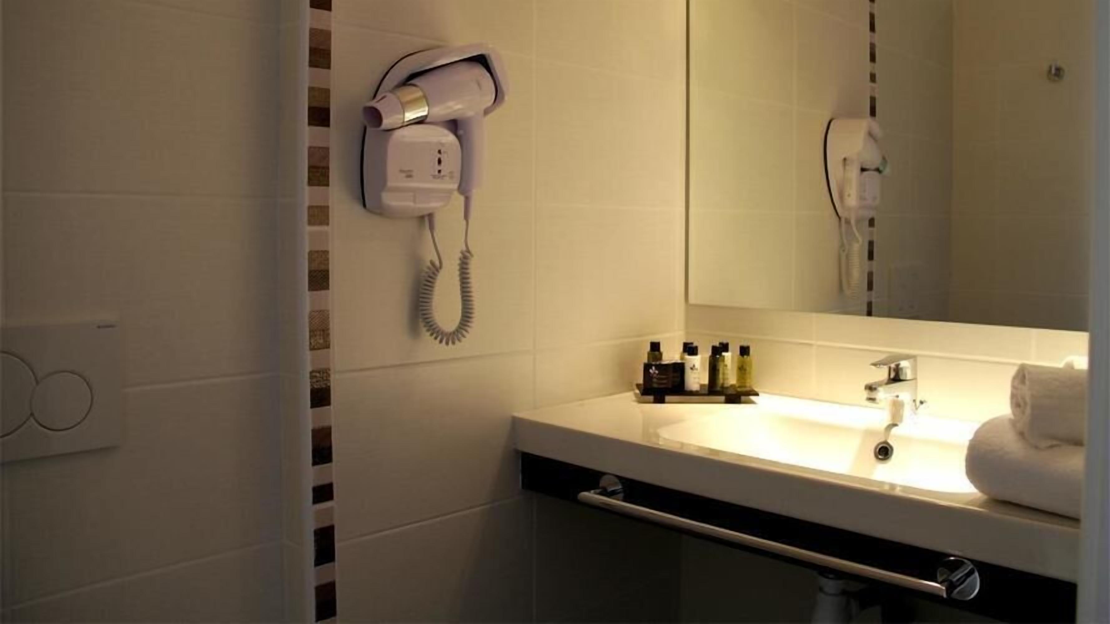 triple room, multiple beds | bathroom sink