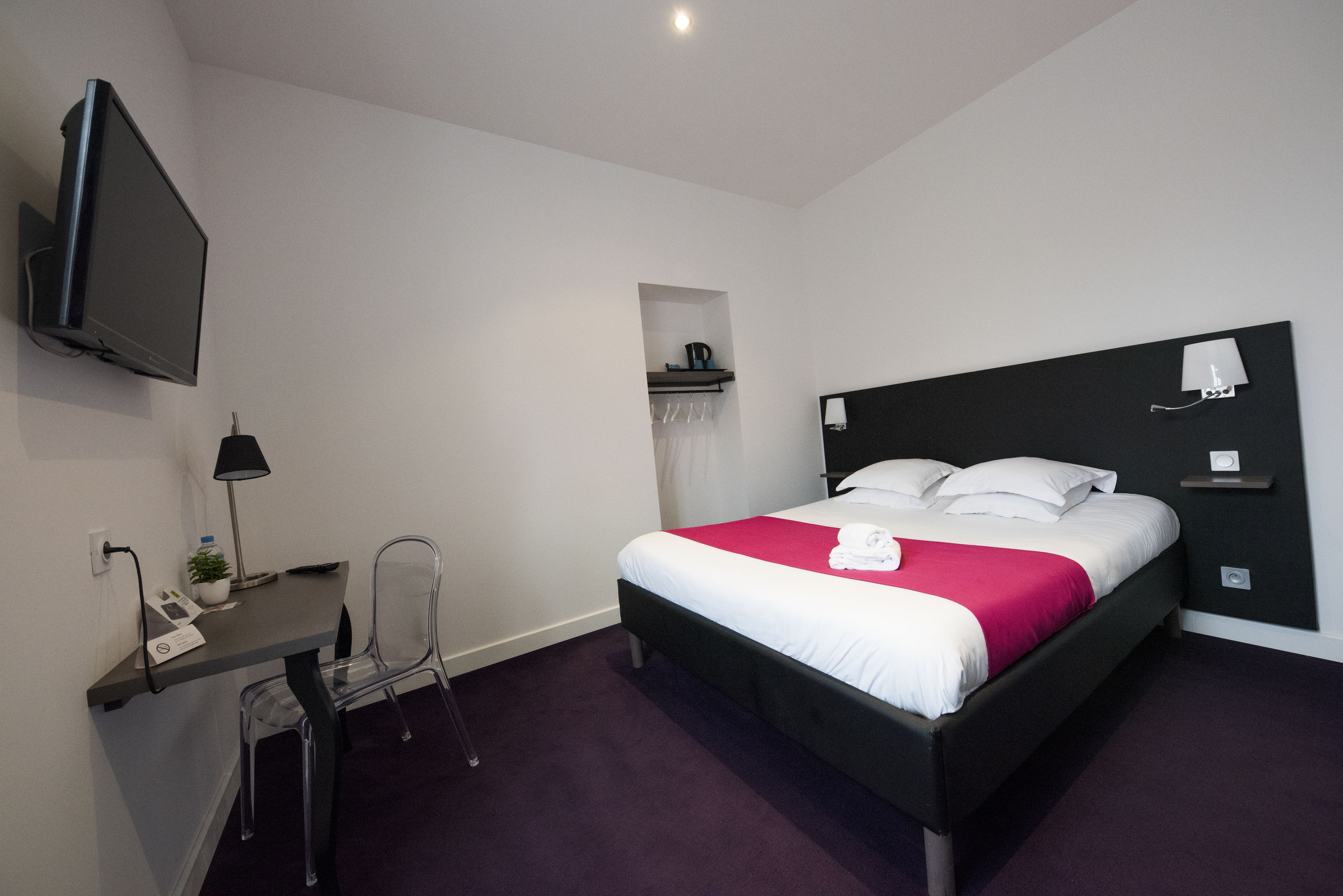 double room, 1 queen bed | free wifi, bed sheets