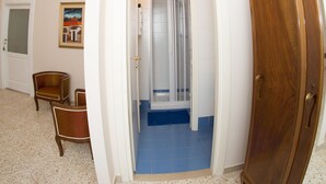A hallway with a wooden wardrobe, a door, and a framed picture on the wall. - B&B Casa Catalano (Terlizzi)