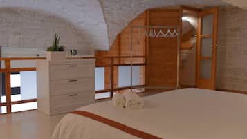 Apartment, 1 Bedroom | Hypo-allergenic bedding, down comforters, blackout drapes