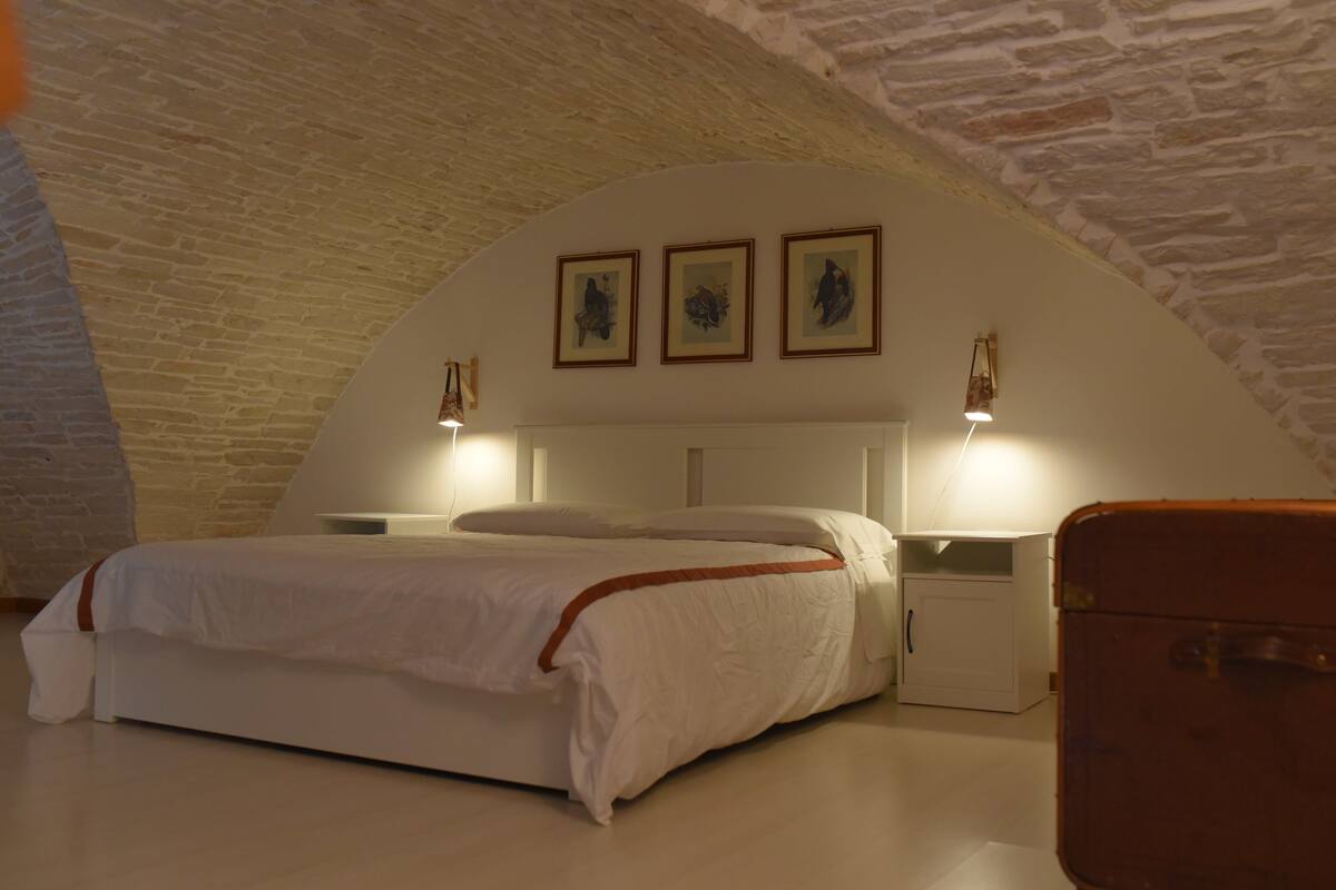 Apartment, 1 Bedroom | Hypo-allergenic bedding available, down comforters, blackout drapes