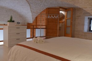 Apartment, 1 Bedroom | Peralatan tempat tidur hipoalergenik, gebar bulu kapas 