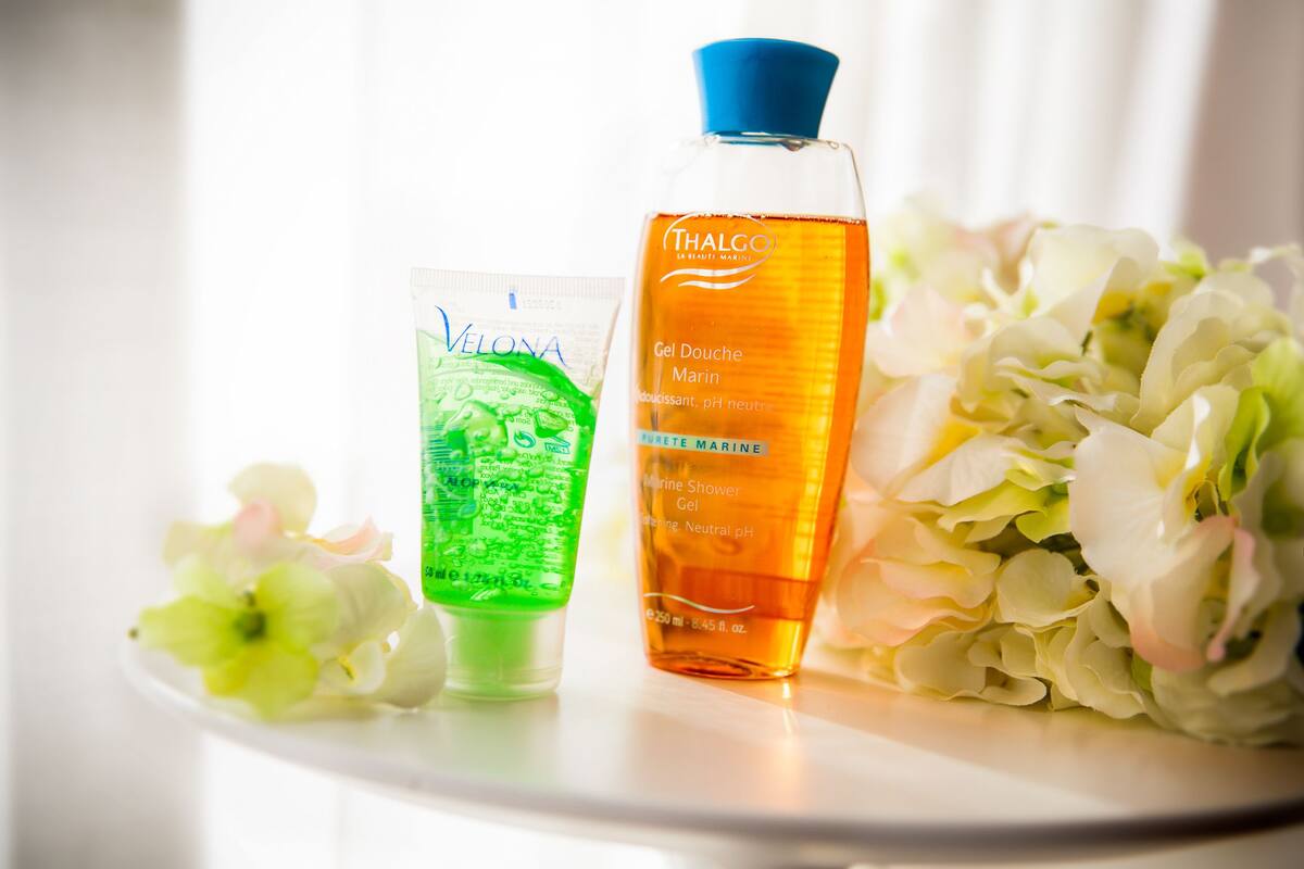 sauna, hot tub, steam room, turkish bath/hammam, body treatments