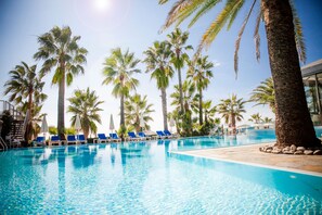 실내 수영장, 시즌별로 운영되는 야외 수영장, 09:00 ~ 19:00 오픈, 수영장 파라솔, 일광욕 의자