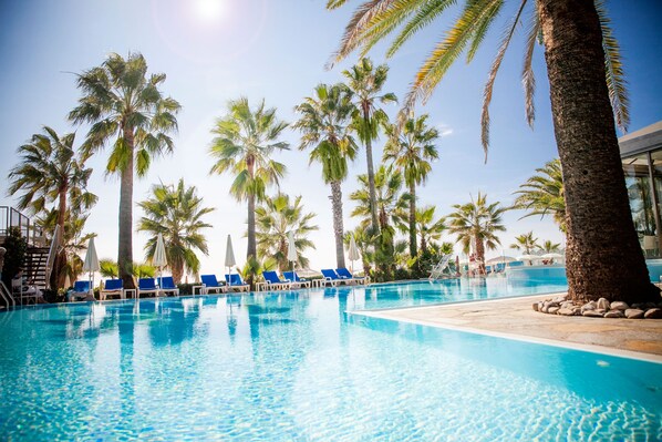 สระว่ายน้ำในร่ม, สระว่ายน้ำกลางแจ้งเปิดตามฤดูกาล, ร่มริมสระว่ายน้ำ