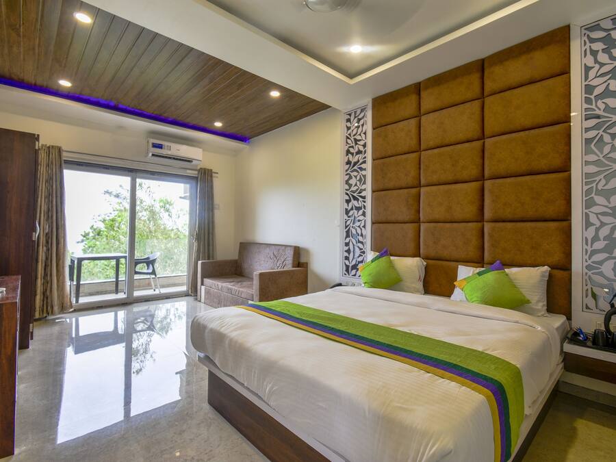 Quarto casal premium, 1 cama King | Escrivaninha, ferros/tábuas de passar roupa, Wi-Fi de cortesia