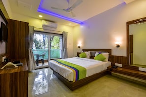 Desk, iron/ironing board, free WiFi, bed sheets - Treebo Prince Palace With Swimming Pool (Mahabaleshwar)