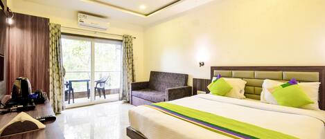 Deluxe Room, 1 King Bed | Desk, iron/ironing board, free WiFi, bed sheets