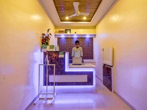 Reception - Treebo Prince Palace With Swimming Pool (Mahabaleshwar)