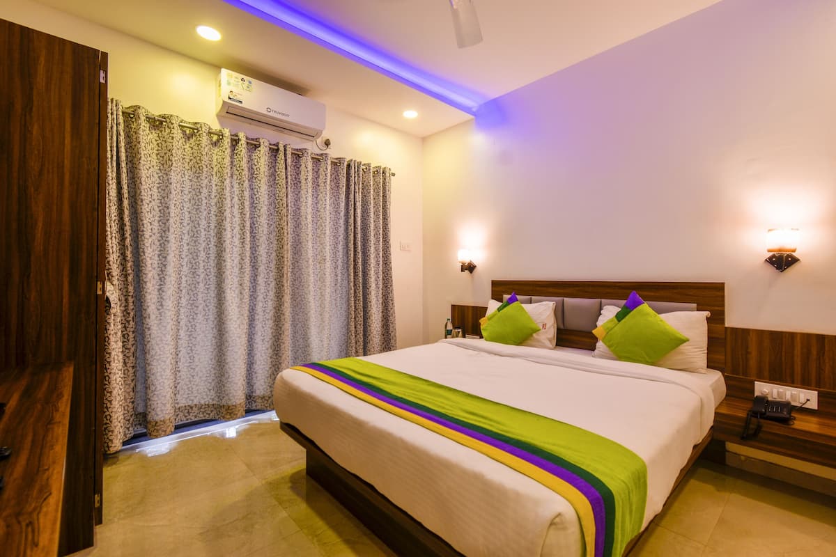 Standard Room, 1 King Bed | Desk, iron/ironing board, free WiFi, bed sheets
