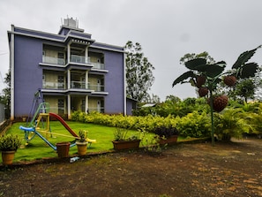 Vista frontal de la propiedad