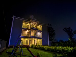 Front of property – evening/night - Treebo Prince Palace (Mahabaleshwar)