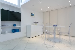 Deluxe Apartment, 1 Bedroom | Dining room