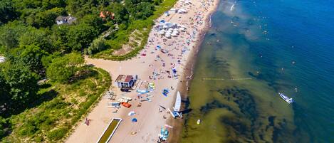 Na praia, areia branca, bar na praia