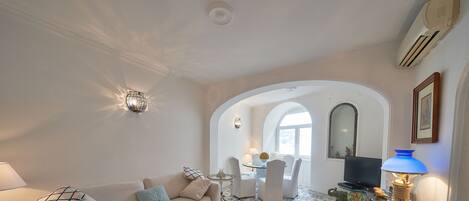 Departamento Deluxe, 1 cama Queen size y sofá cama | Área de sala de estar | Televisión de pantalla plana