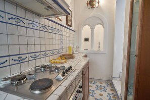 Căn hộ Deluxe, 1 giường cỡ queen và sofa giường | Bếp nhỏ riêng | Tủ lạnh, lò nướng, bếp nấu, dụng cụ pha cà phê/trà 