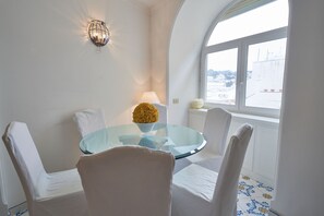 Deluxe-Apartment, 1 Queen-Bett und Schlafsofa | Wohnbereich