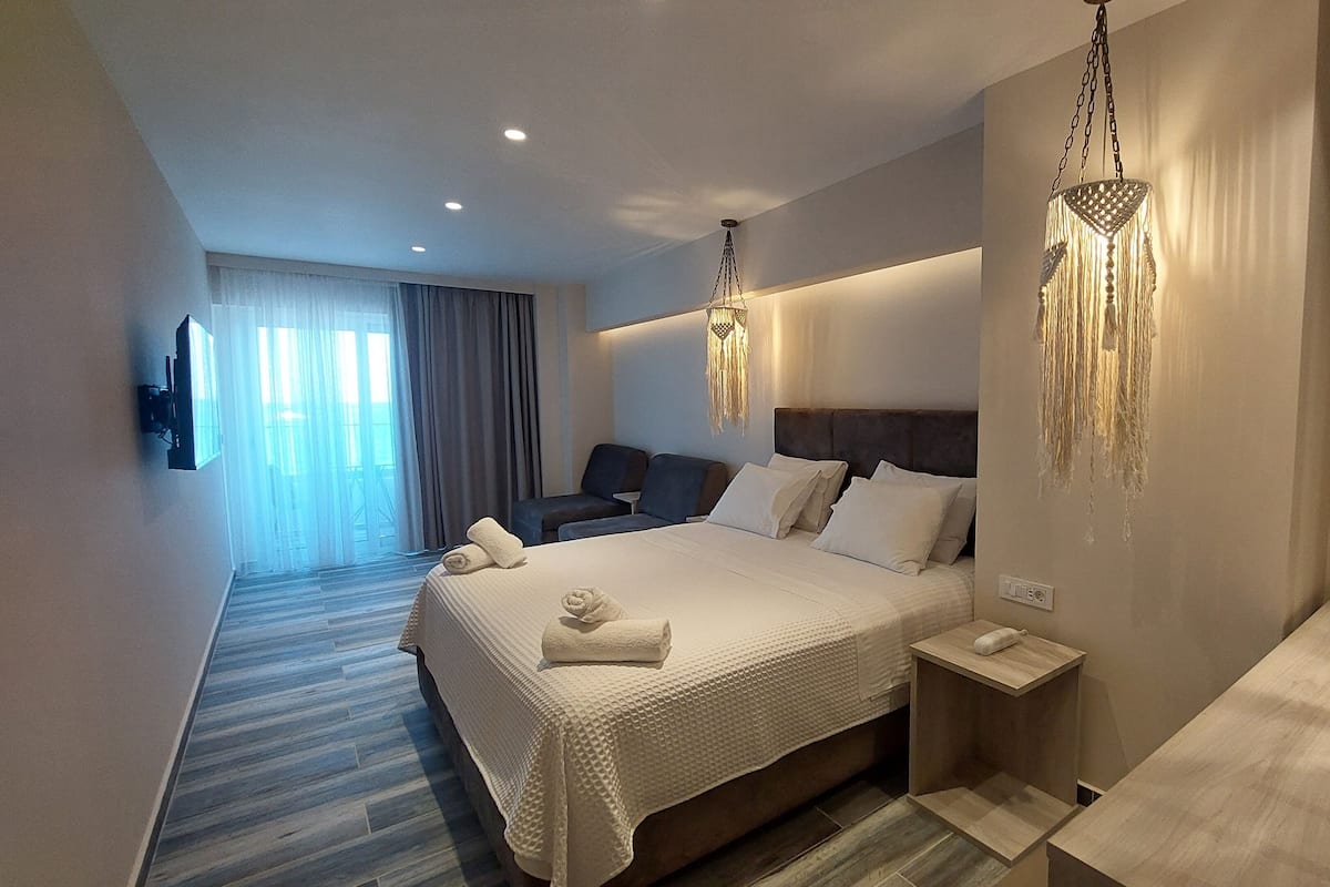 Ammos Junior Suite Front Sea View | Een minibar, een kluis op de kamer, geluiddichte muren, gratis wifi