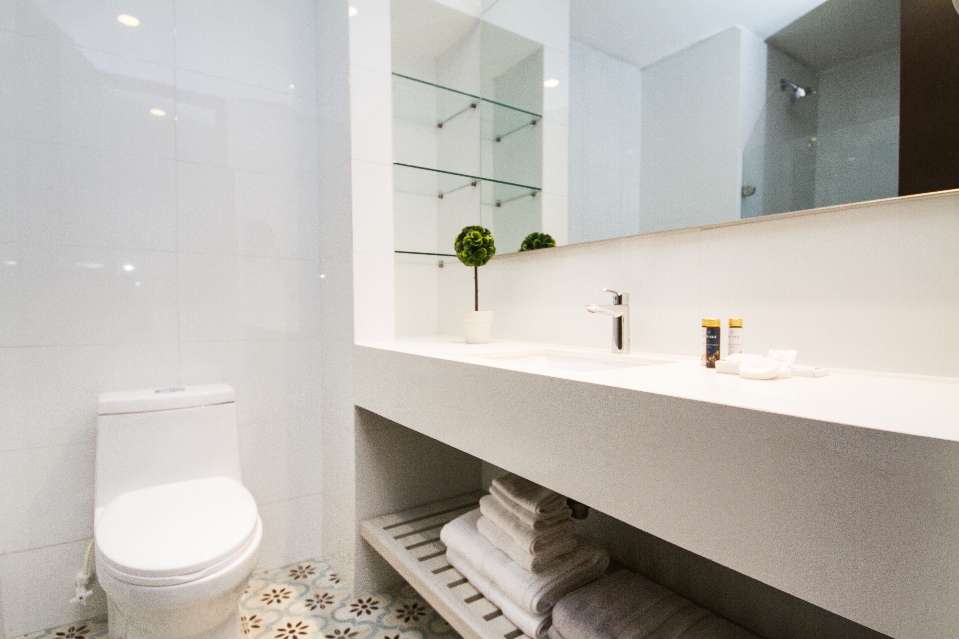 premium bedding, in-room safe, desk, laptop workspace