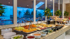 A buffet with various food items and condiments. - Samawi (San Andrés)