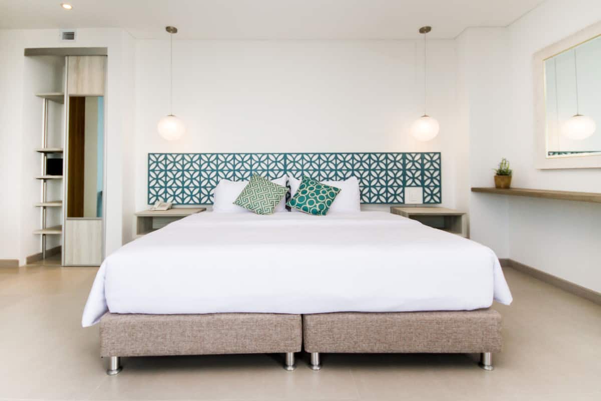 Premium bedding, in-room safe, desk, laptop workspace