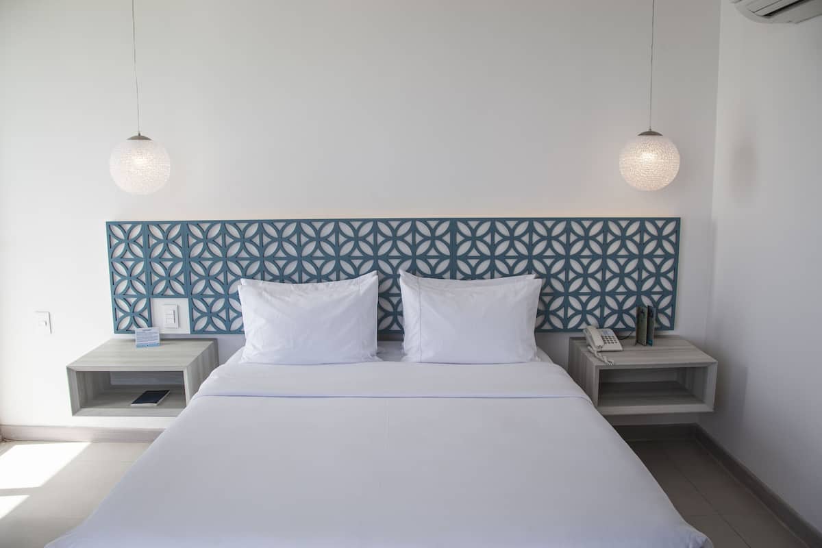 Junior Suite | Premium bedding, in-room safe, desk, laptop workspace
