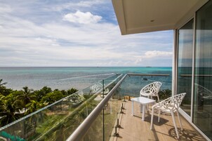 Ropa de cama de alta calidad y caja de seguridad en la habitación 