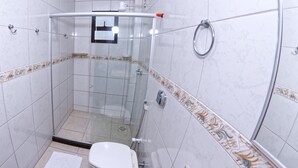 Quarto família, 1 quarto | Banheiro | Chuveiro, produtos de toalete grátis