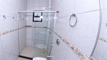 Chambre Familiale, 1 chambre | Salle de bain | Douche, articles de toilette gratuits, sĂšche-cheveux